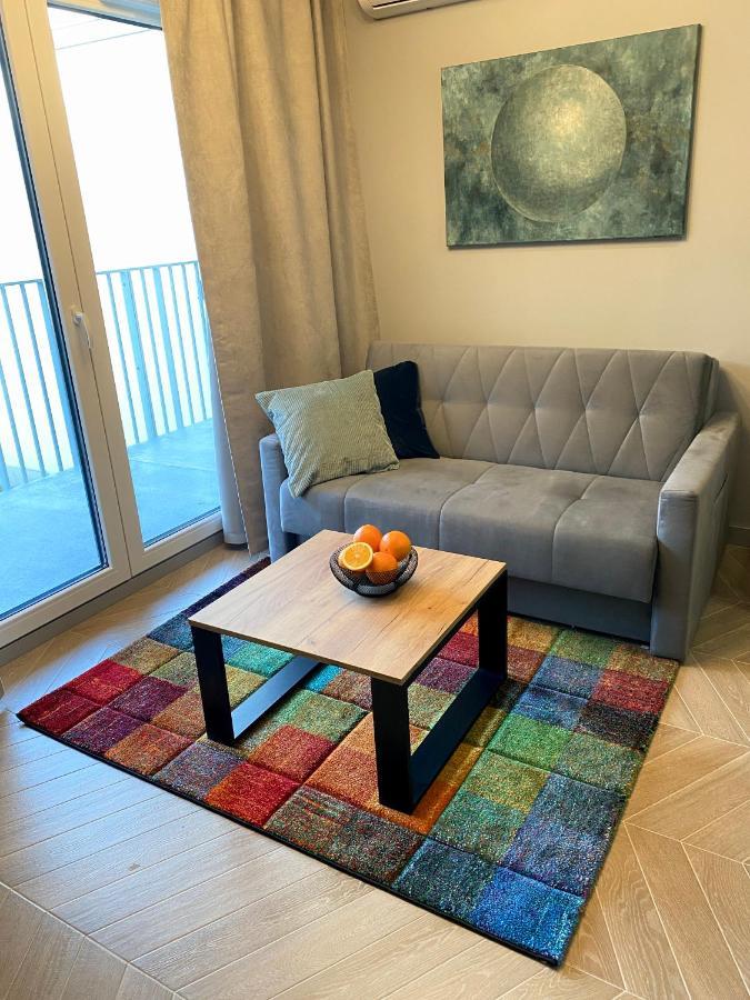 Grey House + Free Parking Apartment